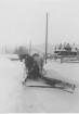 Odśnieżanie drogi w Zakopanem za pomocą drewnianego pługu snieżnego ciagniętego przez dwa konie