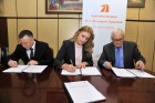 Umowę podpisali: Artur Popko w imieniu firmy Budimex (pierwszy z lewej) oraz Anna Wysocka i Zbigniew Szepietowski reprezentujący GDDKiA.