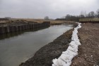 Łyna w miejscu budowy mostu MS-15 - woda przejrzysta, brzegi rzeki zabezpieczone wałem z worków z piaskiem i ścianką szczelną