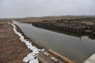 Łyna w miejscu budowy mostu MS-15 - woda przejrzysta, brzegi rzeki zabezpieczone wałem z worków z piaskiem i ścianką szczelną