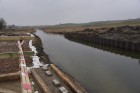 Łyna w miejscu budowy mostu MS- 15 - woda przejrzysta, brzegi rzeki zabezpieczone wałem z worków z piaskiem i ścianką szczelną
