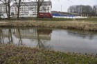Łyna w Bartągu - widoczna mielizna na wewnętrznej stronie zakola rzeki-woda przejrzysta