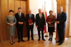 Od lewej: dyrektor generalna w MIB Małgorzata Kuźma, szef Gabinetu Politycznego Łukasz Smółka, zastępca GDDKiA Jacek Gryga, Generalny Dyrektor DKiA Krzysztof Kondraciuk, zastępca GDDKiA Iwona Stępień-Pilipczuk, wiceminister Jerzy Szmit.