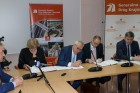 Umowę podpisuje Wochiech Borzuchowski, Dyrektor GDDKiA w Białymstoku (w środku) i Thomas Stein, prezes Schuessler–Plan Inżynierzy Sp. z o.o.