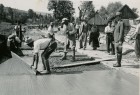 Budowa drogi o nawierzchni betonowej wykonywanej ręcznie. Zdjęcie z zasobów ZHD w Szczucinie.