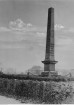 Obelisk budowy traktu brzeskiego - zdjęcie przedwojenne z zasobów Narodowego Archwium Cyfrowego.