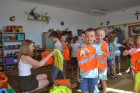 Dzieci zakładają odblaskowe szelki - Przedszkole w Gródku