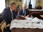Wojewoda Bohdan Paszkowski (z prawej) podpisał zrid w obecności burmistrza Wysokiego Mazowieckiego Jarosława Siekierko