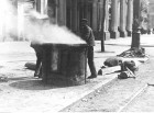 Robotnicy przy kotle z gorącym asfaltem w pobliżu budynku Resursy Obywatelskiej (ul. Krakowskie Przedmieście 64)