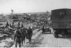 1942 r. Żołnierze radzieccy w drodze do obozu jenieckiego. W tle widoczna budowa mostu przez saperów i przeprawa jednostek transportowych przez rzekę