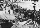 1939 r. Zbombardowany most im. Romana Dmowskiego w Bydgoszczy. Widoczny tłum ludzi i żołnierze niemieccy na rowerach