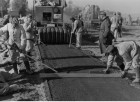 1940 r. Budowa drogi przez Służbę Pracy Rzeszy. Układanie asfaltu. Widoczne maszyny drogowe.