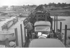 1939 r. Przeprawa niemieckiej kolumny wojskowej przez rzekę w okolicach Radomia. Widoczne ruiny zniszczonego mostu i samochód mercedes
