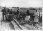 1940 r. Grupa mężczyzn i kobiet podczas budowy drogi w powiecie chełmskim
