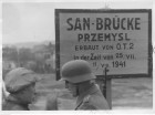 1941 r. Żołnierz niemiecki kontroluje cywila przed mostem na Sanie