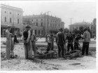 1941 r. Kraków. Roboty drogowe przed Dworcem Głównym. Robotnicy podczas pracy