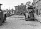 1941 r. Roboty drogowe w Alei Krasińskiego w Krakowie. Na pierwszym planie walce drogowe, na drugim robotnicy podczas pracy