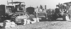 Na fotografii widoczne buldożery i inne maszyny drogowe 1940 r.