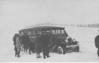 Pasażerowie autobusu pomagają przy odśnieżaniu