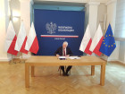 Wojewoda Dolnośląski podpisuje decyzję ZRID dla S3 zad. IV fot. Gddkia/Magda Szumiata