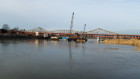 Prace przy budowie mostu tymczasowego w Ścinawa.