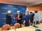 Umowa podpisana - Wojciech Borzuchowski Dyrektor GDDKiA  O/BI i Adam Kulikowski (pierwszy z lewej) Prezes Zarządu firmy Unidrog Sp. z o.o.