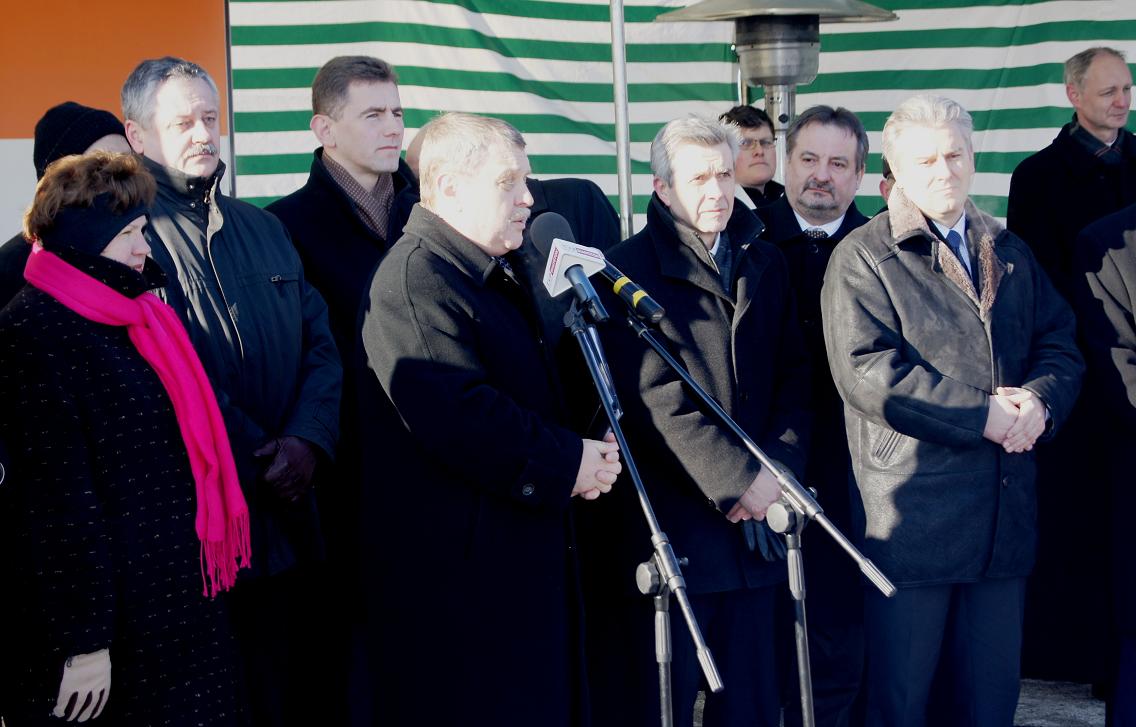 Jerzy Doroszkiewicz, dyrektor białostockiego oddziału wita gości przybyłych na otwarcie  obwodnicy Wasilkowa